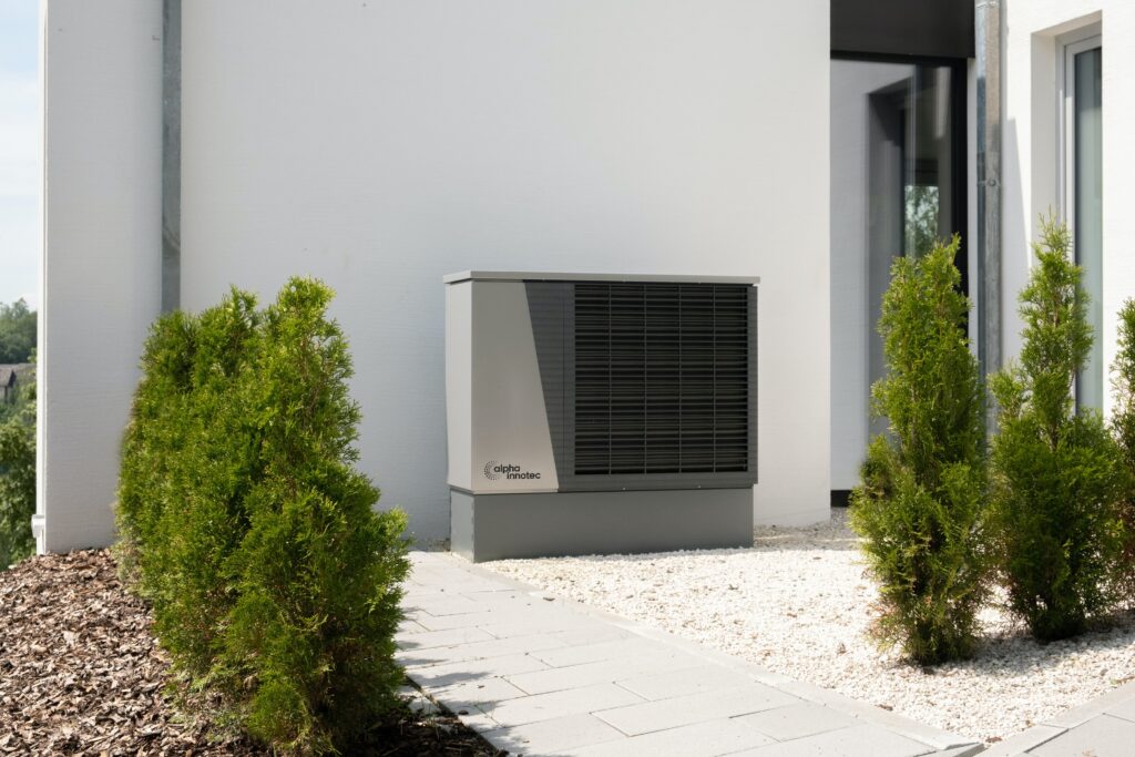 Eine Wörmepumpe an einer Hauswand