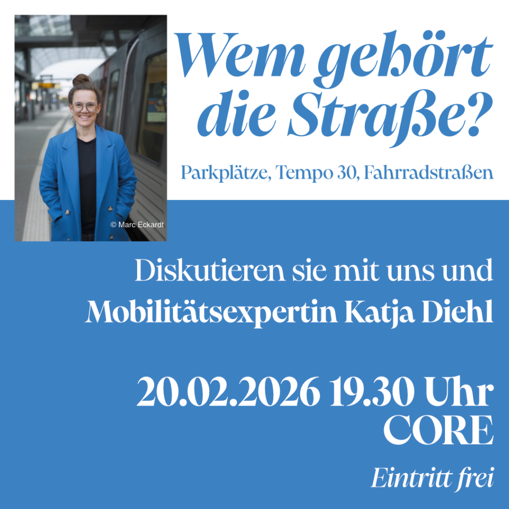 Quadratisches Bild, das Katja Diehl auf einem Bahnhof neben einem Zug stehend zeigt.