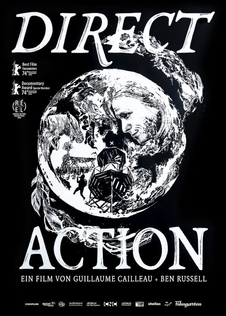 Auf dem Bild ist das Filmplakat zu sehen, in weißer Schrift auf schwarzem Hintergrund steht der Filmtitel "Direct Action" in Großbuchstaben zwischen den beiden Worten ist eine Weltkugel skizziert, die statt Kontinenten bildlich auf Aktionen der Gruppe verweist.