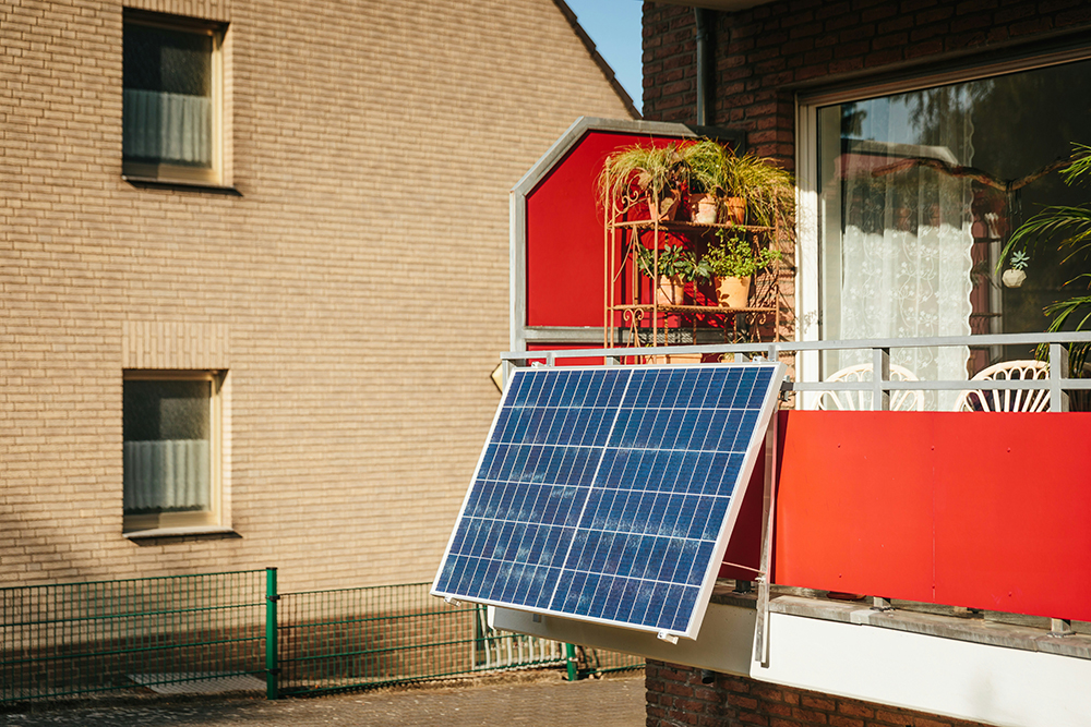 Eine Balkon-Solaranlage. Bild: Unsplash