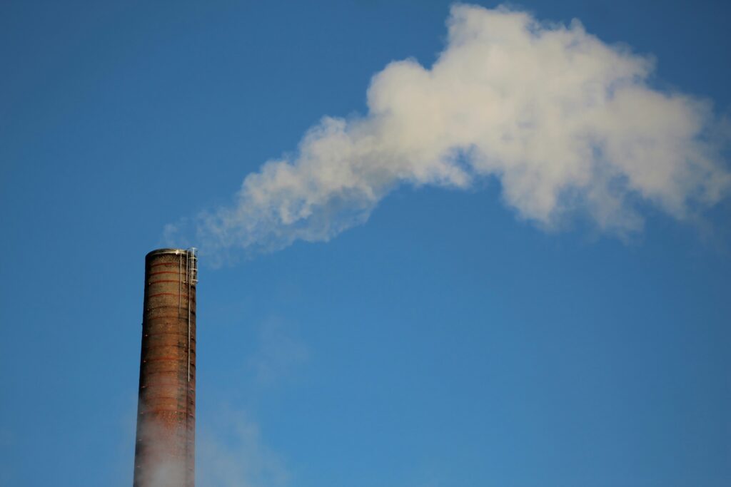 Qualm steigt aus einem industriellen Schornstein. Bild: Unsplash